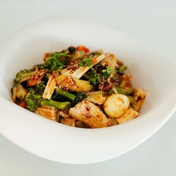 ยำยำ ยำหม่าล่าและกระเพราพริกแห้ง
