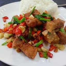 สามชั้นคั่วพริกเกลือราดข้าว