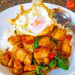 กะเพราหมูกรอบ (แถมฟรีไข่ดาว)
