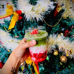 นมสดสตอเบอรี่ชาเขียว