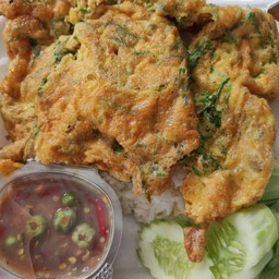 ข้าว + ไข่ทอดชะอม (น้ำพริกกะปิ)