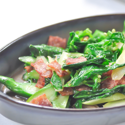 ผัดคะน้าเนื้อราดข้าว