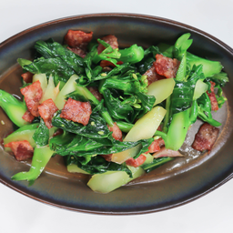 ผัดคะน้าหมูชิ้นราดข้าว