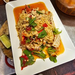 ยำมาม่าหมูสับ/หมูยอ