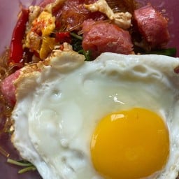 กะเพราแหนม+ไข่ดาว