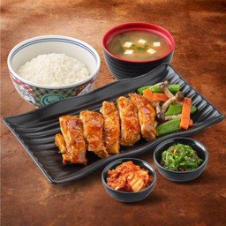 ชุดไก่เทริยากิ เสิร์ฟพร้อมข้าวญี่ปุ่น ซุปมิโซะ กิมจิ และยำสาหร่าย