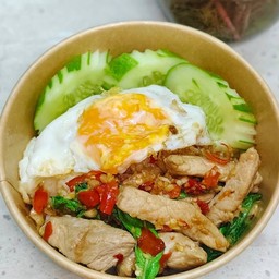 กะเพราหมูชิ้น ฟรีไข่ดาว