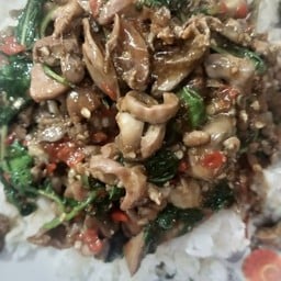 กระเพราเครื่องในไก่