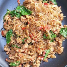 ข้าวราดผัดกะเพราวุ้นเส้น