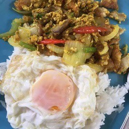 ไก่ผัดผงกะหรี่ราดข้าว+ไข่(Freeนำ้ซุป)