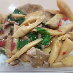 ข้าวกระเพราหมูชิ้นหน่อไม้