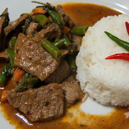 ผัดเผ็ดเนื้อราดข้าว