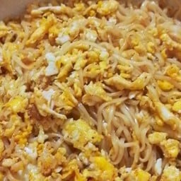 มาม่าผัดไข่ใส่หมูสับ