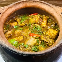 แกงคั่วไก่บ้านอิสานหม้อดินหอมๆ ส่งตรงจากอิสานสู่ลำพูน