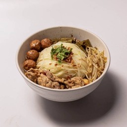 ก๋วยเตี๋ยวเรือน้ำตกหมูนุ่ม ลูกชิ้น