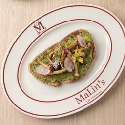 ขนมปังหน้าอโวคาโดและเห็ด