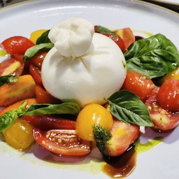 สลัด บูราต้า คาเปรเซ่