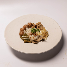 ก๋วยเตี๋ยวแห้ง หมูนุ่ม ลูกชิ้น