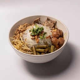 ก๋วยเตี๋ยวเรือน้ำตกรวม (หมูนุ่ม  ตับ ลูกชิ้น)