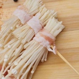 สามชั้นพันเห็ดเข็มทอง