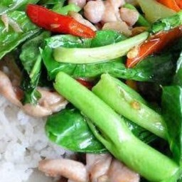 ข้าวหน้าผัดคะน้าไก่