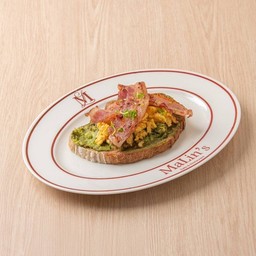 ขนมปังหน้าอโวคาโด ไข่คนและเบคอน