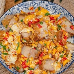 ไข่คั่วพริกเกลือหมูกรอบ ราดขาว