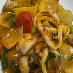 ปลาหมึกผัดไข่เแดงเค็ม Stir Fried Squid with Salted Eggs