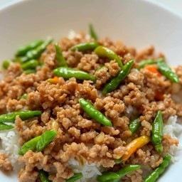 หมูสับผัดพริกขี้หนูราดข้าว