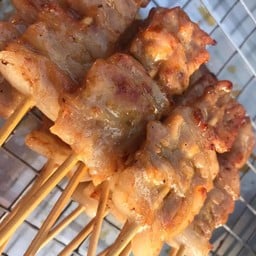 ชุดหมูปิ้ง สูตรโบราณ 5 ไม้ และ ข้าวเหนียว 1 ห่อ