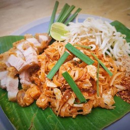 ผัดไทหมูกรอบ