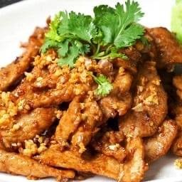 หมูนุ่มทอดกระเทียมราดข้าว