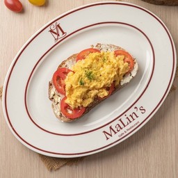 ขนมปังหน้ามะเขือเทศและไข่คน