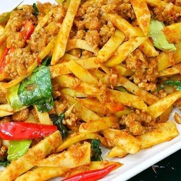 ผัดพริกแกงหน่อไม้หมูสับราดข้าว