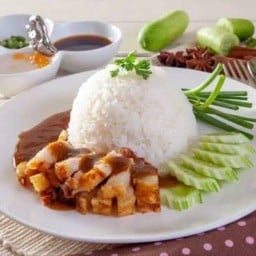 ข้าวหมูแดงหมุกรอบแม่ลูกสาม -
