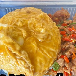 ข้าวไข่ข้นกระเพราเนื้อ