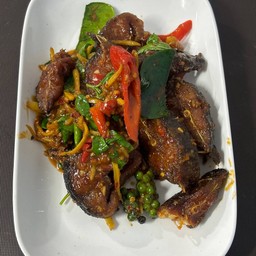 ผัดพริกแกงปลาดุกทอด