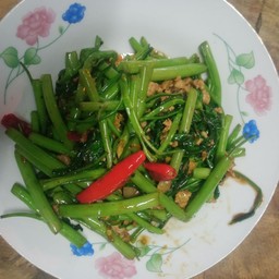 ผัดผักบัุงหมูสับไฟแดง