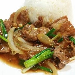 หมูผัดน้ำมันหอยราดข้าว (ใส่ผัก)