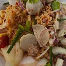 ยำมาม่าหมูสับหมูยอ