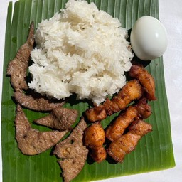ข้าวเหนียวหมูสามชั้นทอด+ตับทอดกระเทียม+ไข่ต้ม