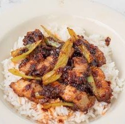 ผัดพริกเผาหมูกรอบ ราดข้าว