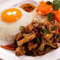 หมูชิ้นผัดพริกเผาราดข้าว