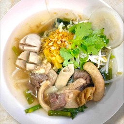 ก๋วยเตี๋ยวลูกชิ้นจัมโบ้เครื่องในวัว