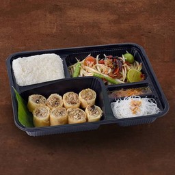 ยกกล่อง 2 (ปอเปี๊ยะทอด + ส้มตำ)