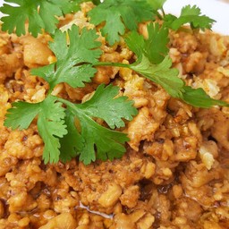 ไก่ผัดกระเทียมราดข้าว