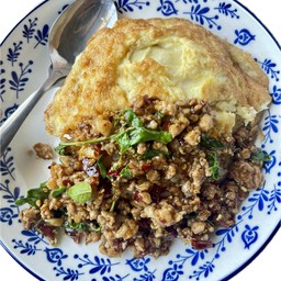 ข้าวกระเพราหมูสับพริกแห้ง + ไข่เจียว