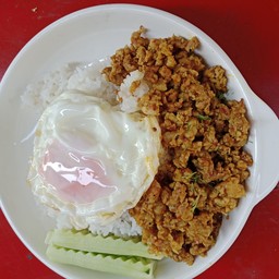 ข้าวราดคั่วกลิ้งหมูสับไข่ดาว