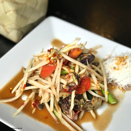 ส้มตำปูปลาร้า (Papaya salad with crab and fermented fish)