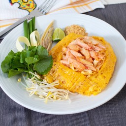 ผัดไทยเนื้อก้ามปูห่อไข่